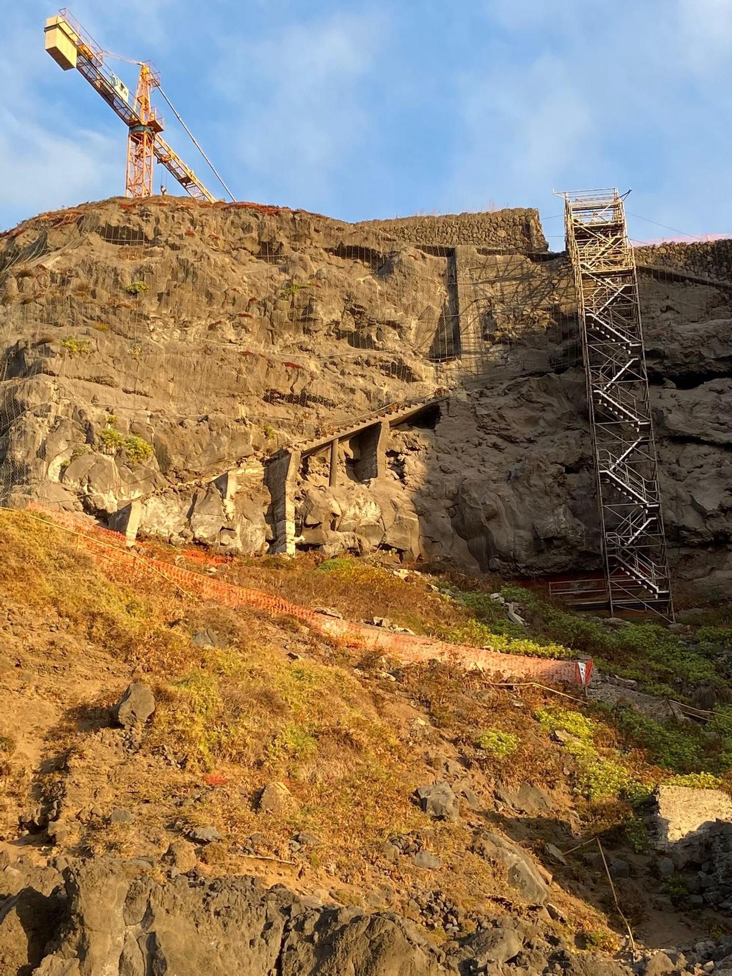 Las obras en el acantilado de la playa de Los Patos, en La Orotava