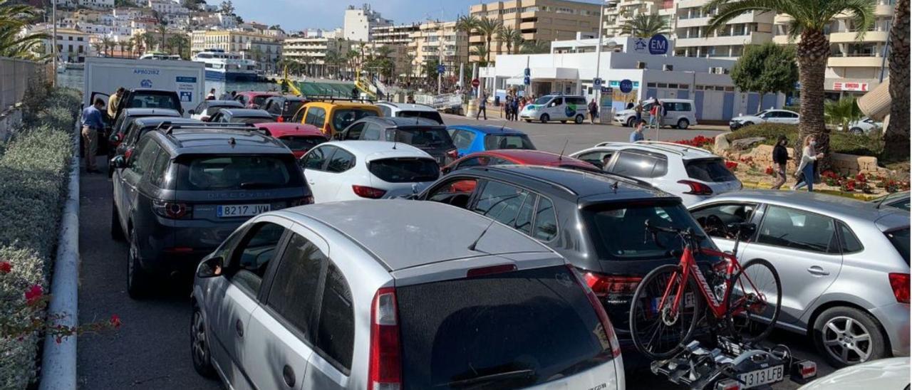 Una cola de coches espera, hace un año, en el puerto de Ibiza para viajar a Formentera. | GERARD FELIP