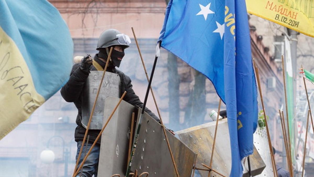 Un manifestante, en una de las barricadas en Kiev, el pasado domingo.