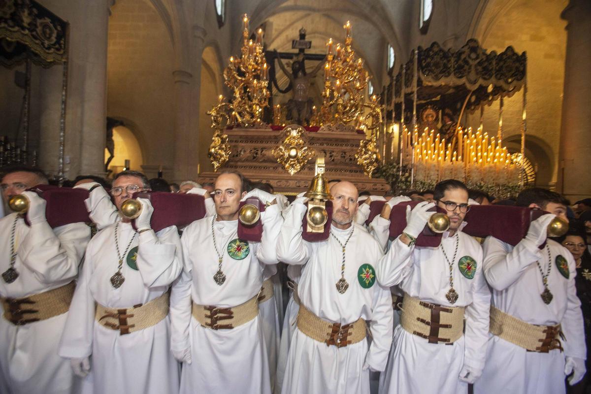 Alicante vive uno de los momentos más especiales del Martes Santo con la procesión del Cristo del Mar