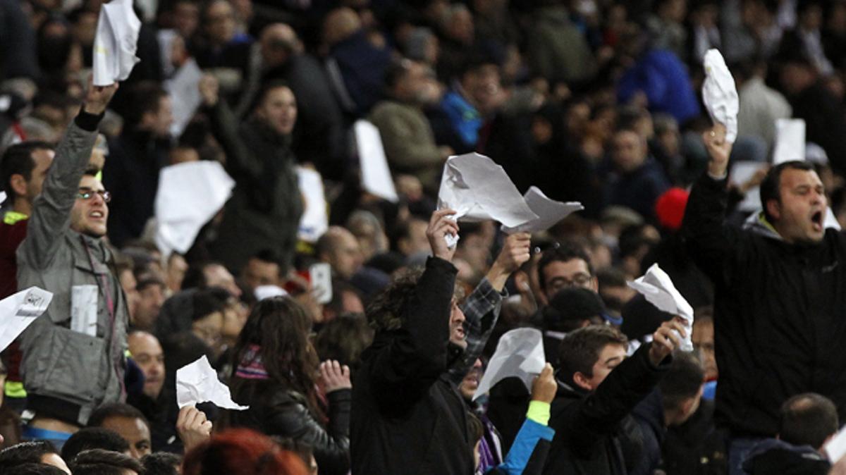 El Barça golea al Madrid y deja a Benítez en la cuerda floja