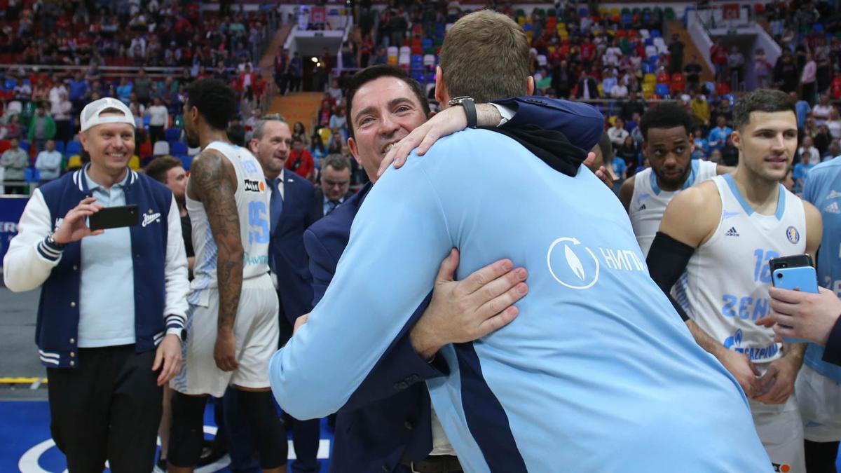 Xavi Pascual, tras alzar la Liga VTB en 2022