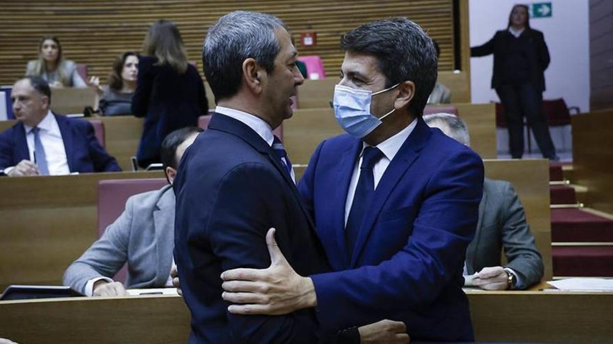 El vicepresidente primero, Vicente Barrera, y el president de la Generalitat, Carlos Mazón, se abrazan en el pleno de las Corts.