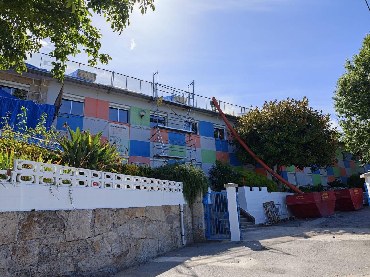 El andamiaje de las obras en la fachada principal del colegio de A Torre, en Cela.