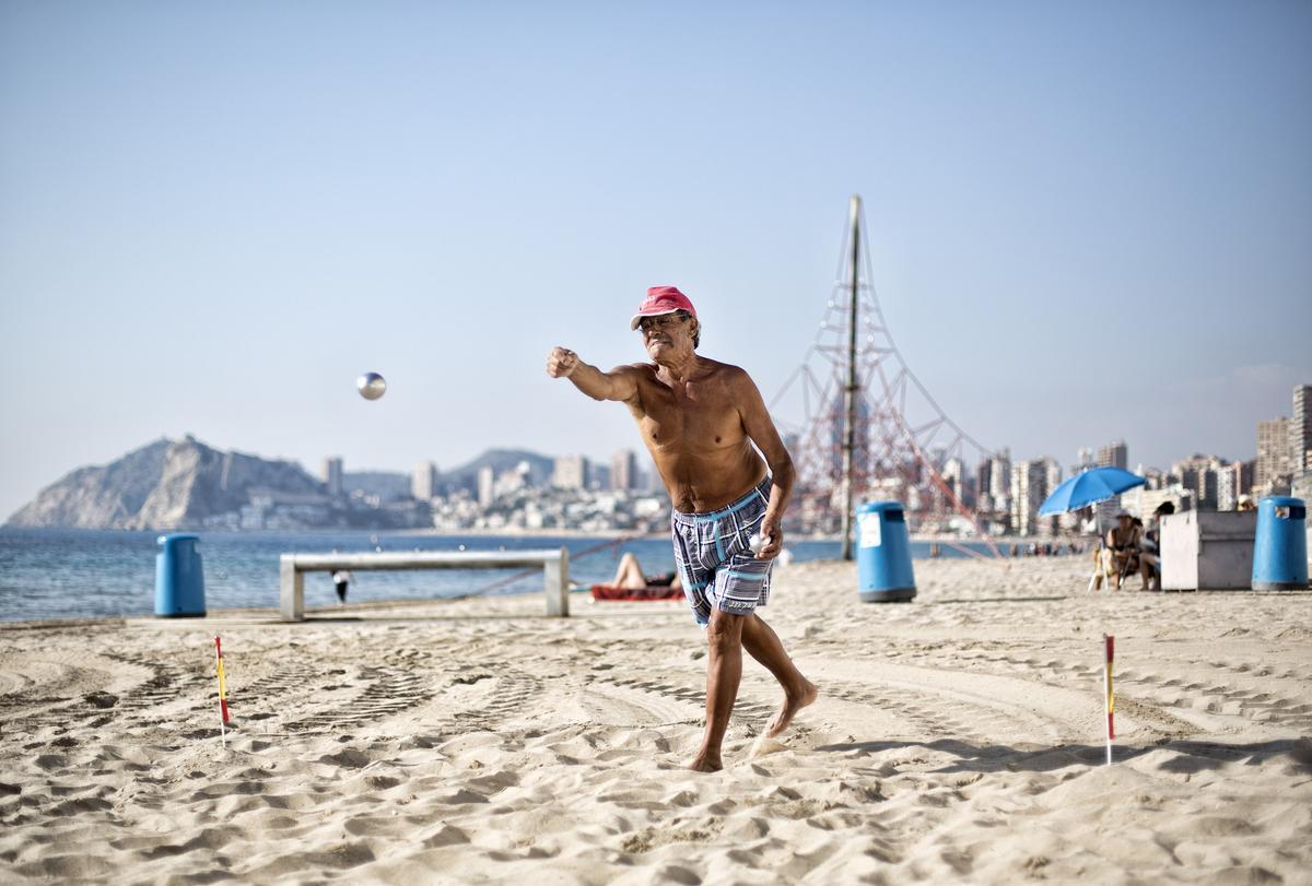 petanca imserso abuelos viejos jubilados iaios tercera edad. PLAYA DE LEVANTE DE BENIDORM . VIAJES DE IMSERSO . JUBILADO JUGANDO A LA PETANCA