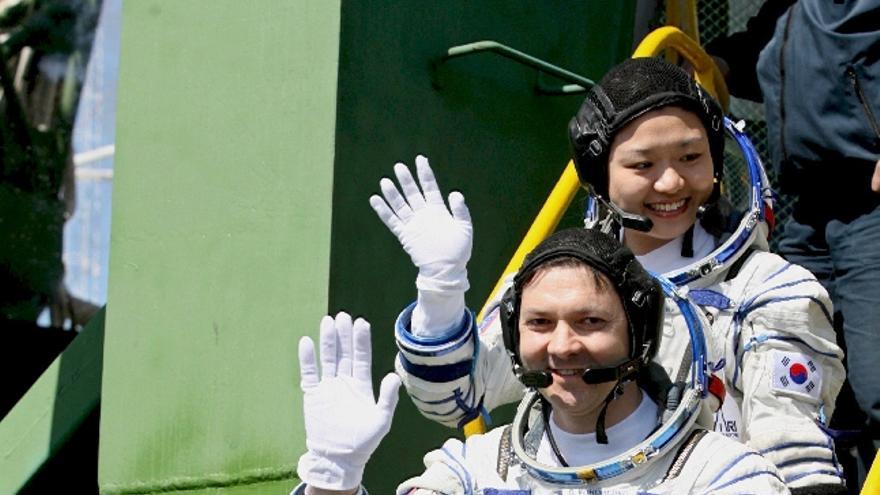 Los miembros de la tripulación de la decimoséptima misión a la Estación Espacial Internacional (ISS, siglas en inglés), la primera astronauta surcoreana y estudiante de ingeniería de biosistemas, So-Yeon Yi (arriba), y los comandantes rusos Sergei Volkov y Oleg Kononenko , saludan antes de embarcar en el cochete ruso Soyuz en el cosmódromo de Baikonur, en Kazajistán. So-Yeon Yi realizará un pequeño vuelo junto a Volkov y Kononenko, con los que viajrá a la Estación Espacial Internacional en su misión número 17.