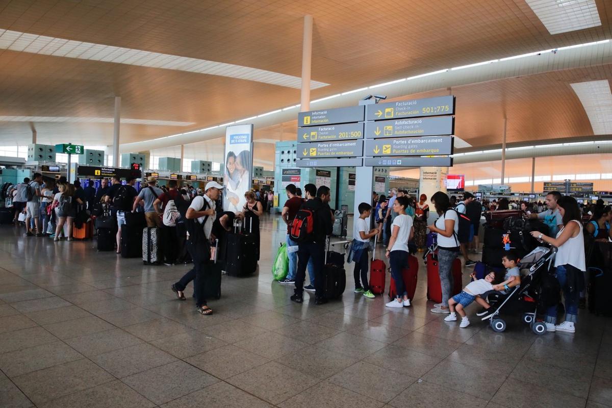 Colas de pasajeros esperando para facturar en el aeropuerto de El Prat, en días pasados.