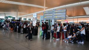 Colas de pasajeros esperando para facturar en el aeropuerto de El Prat, en días pasados.