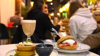 La moda de las cafeterías para desayunar o merendar llega a Santiago: "Cocinamos más de 200 huevos cada mañana"