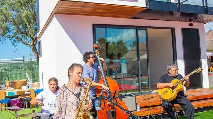 Un grupo de músicos junto a una de las estructuras con presencia en &quot;Ibiza Home Meeting&quot;