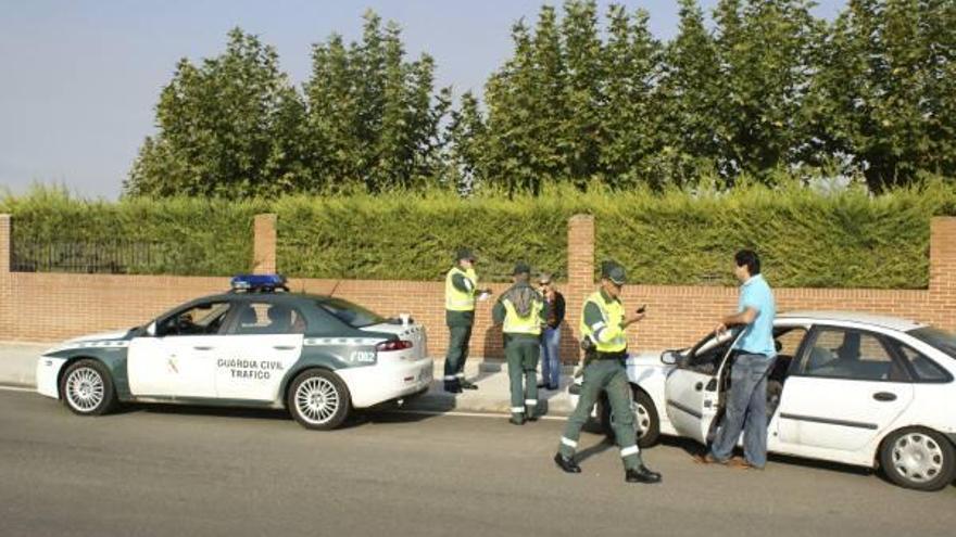 Agentes de Tráfico durante la operación realizada ayer en la localidad de Monfarracinos.