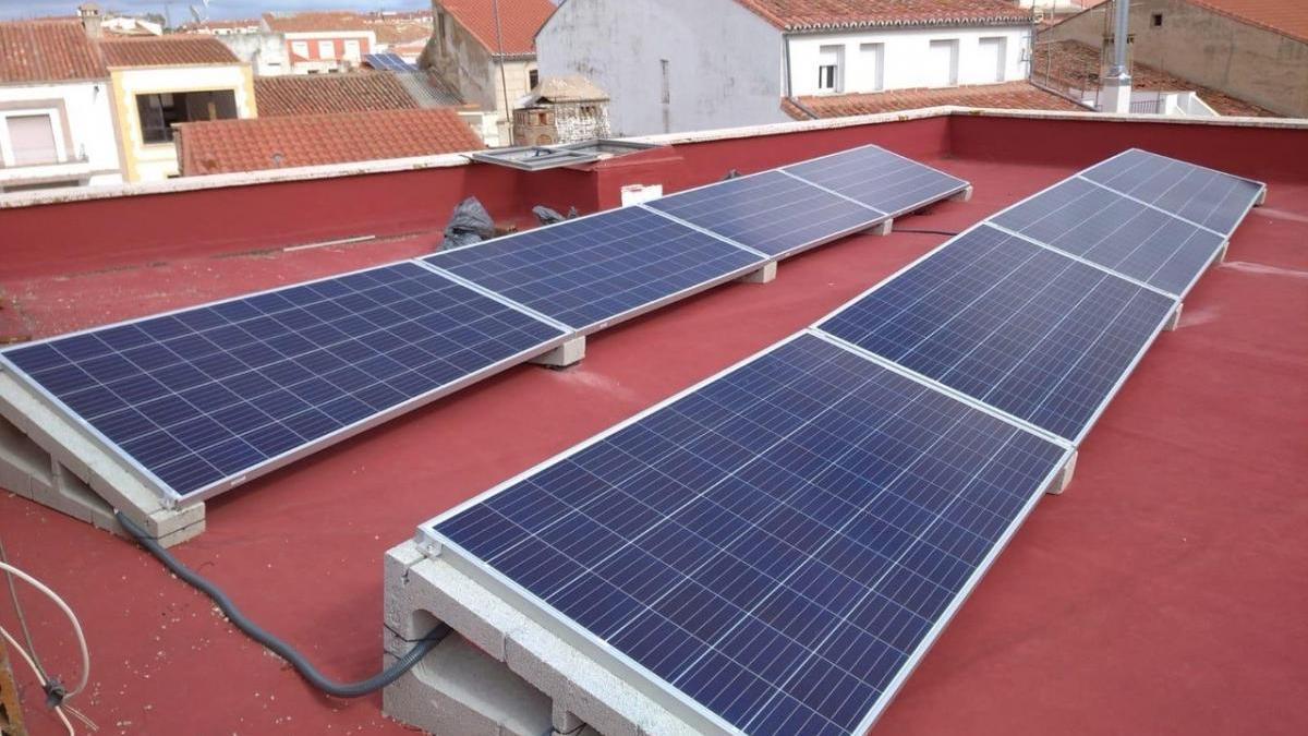 Instalan placas solares en Malpartida para ahorrar energía en instalaciones municipales