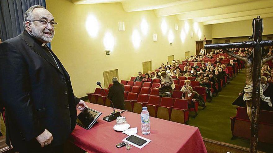 Jesús Sanz Montes, antes de iniciar la coferencia en el salón de actos de la basílica de San Juan.