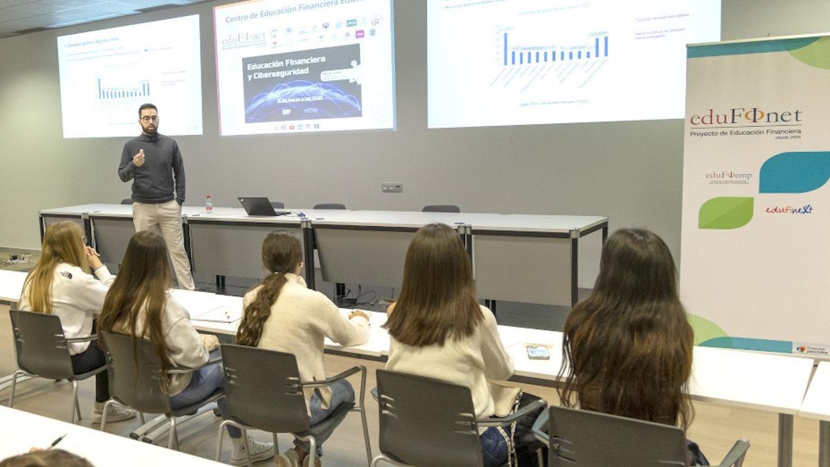 Una de las sesiones organizadas por el proyecto Edufinet de Unicaja.