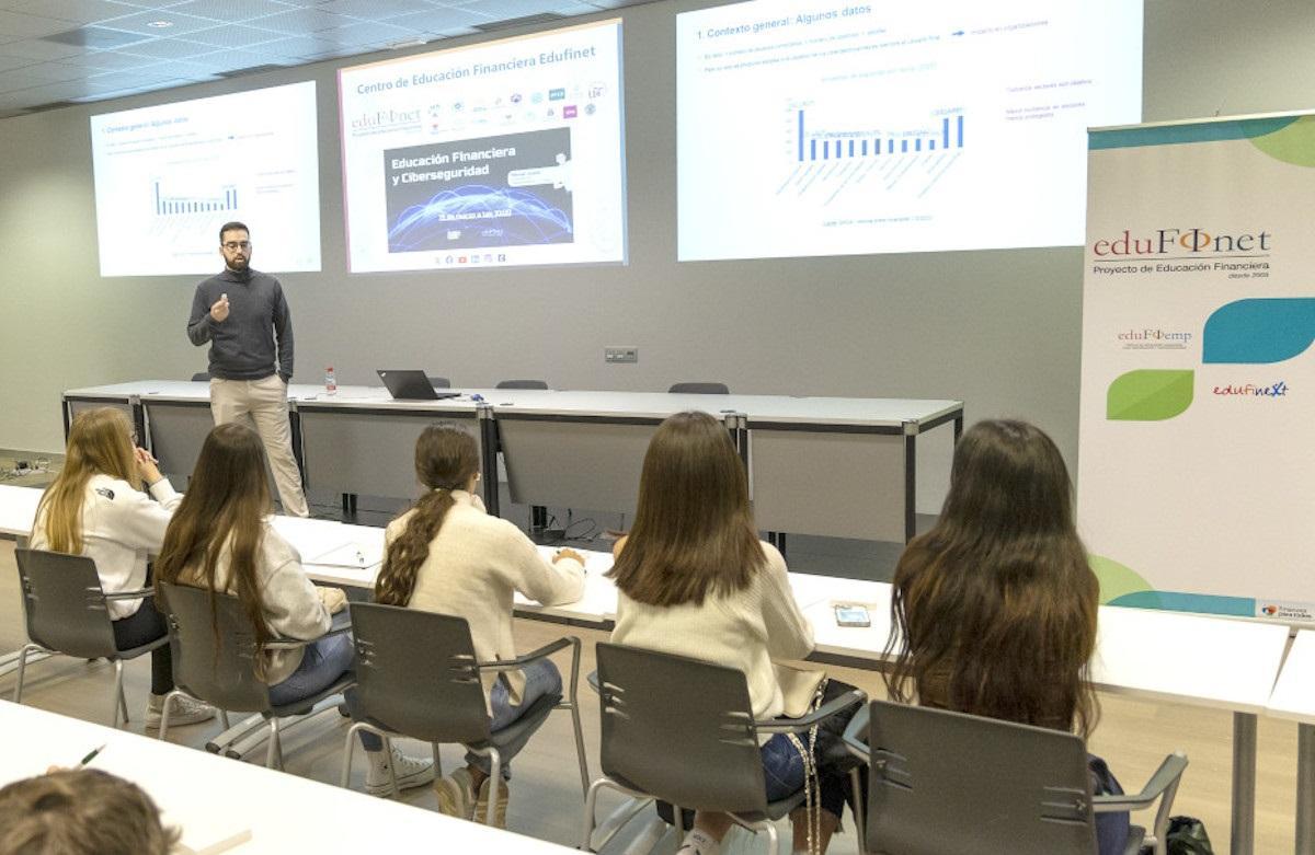 Una de las sesiones organizadas por el proyecto Edufinet de Unicaja.
