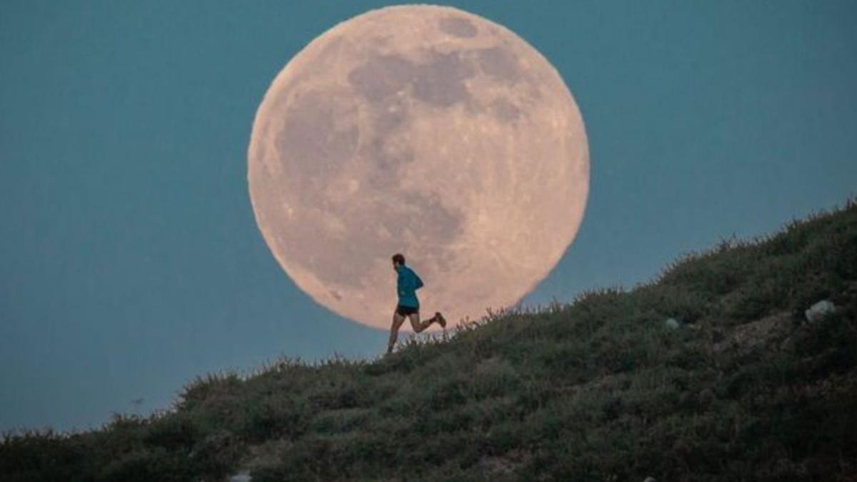 El deportista, en el cordal de Següenco (Cangas de Onís), con la luna de fondo. | Santi de la Vega