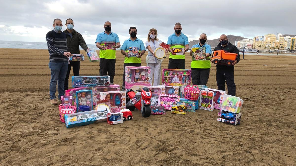 Trabajadores de Ciudad de Mar con los juguetes donados.