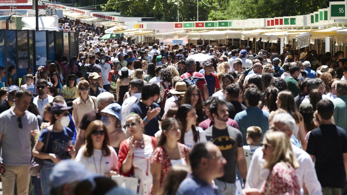 Una vista de parte de las casetas de la Feria del Libro de Madrid.