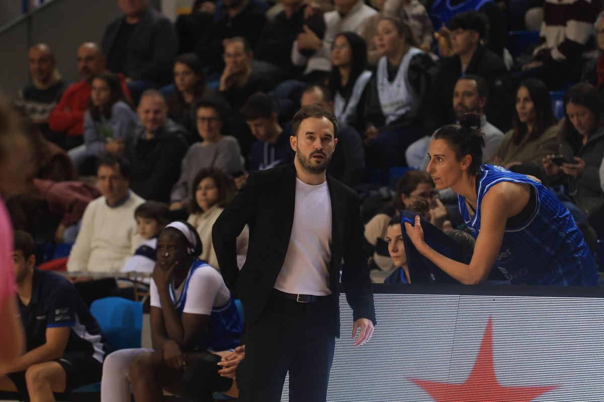 El técnico Alberto Antuña conversa con Alba Torrens.