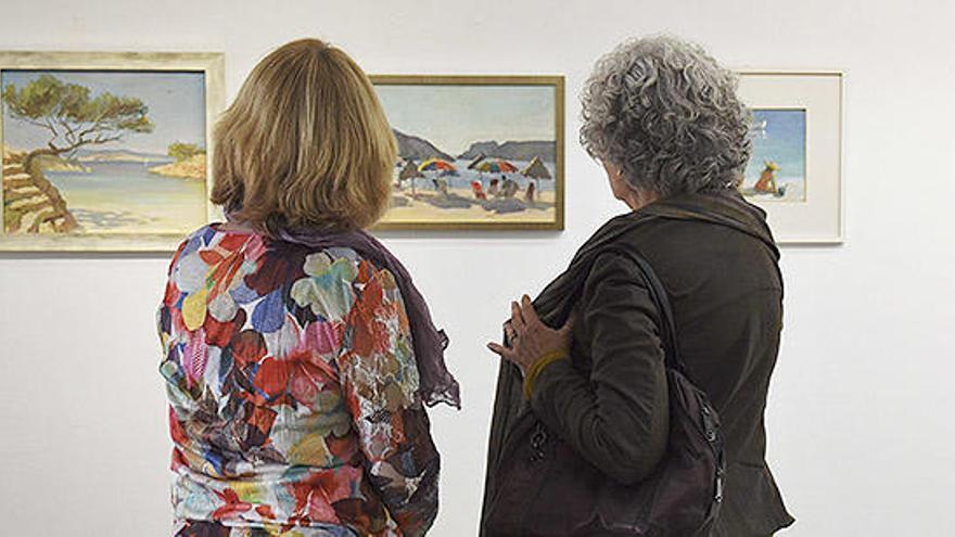 Núria Ferrer y Montse Ferrer, hijas del pintor, ayer por la mañana, contemplando algunas obras ya montadas en la sala.