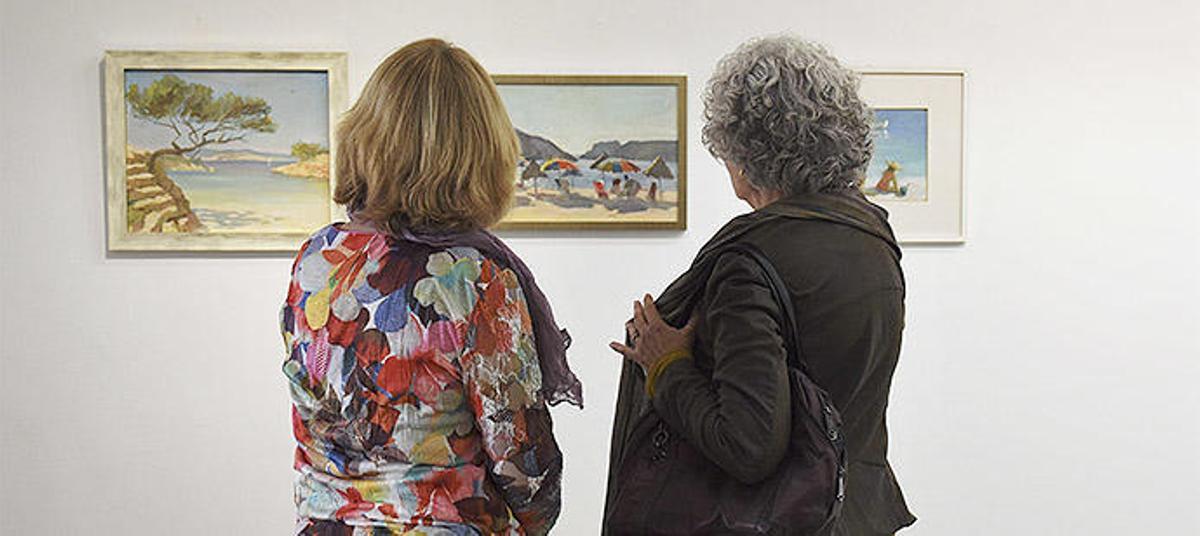 Núria Ferrer y Montse Ferrer, hijas del pintor, ayer por la mañana, contemplando algunas obras ya montadas en la sala.