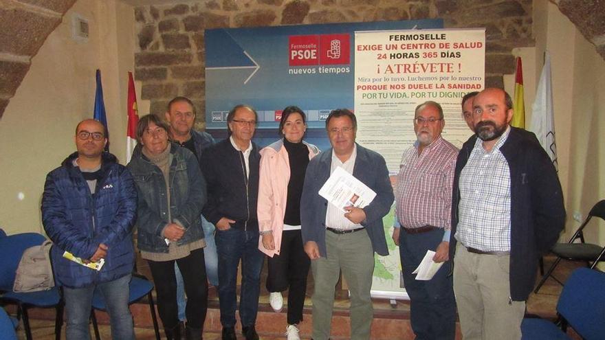 Reunión en la sede del PSOE en Fermoselle de procuradores y diputados provinciales con integrantes de la Plataforma Fermoselle Atrévete.