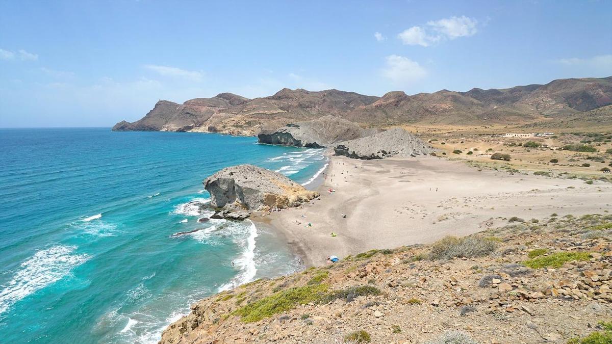 Las 6 playas andaluzas que 'The Times' ha destacado entre las mejores de toda España: "Sus escarpados acantilados costeros se sumergen en aguas turquesas"