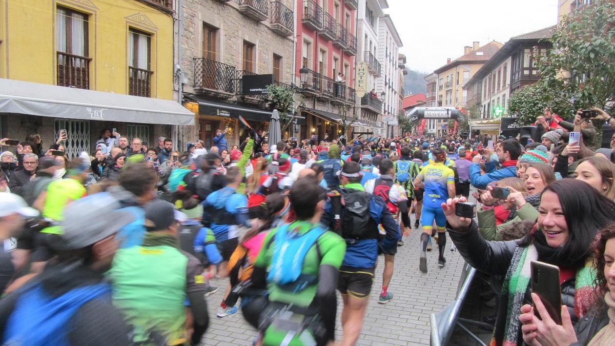 Salida de una edición anterior de la Kangas Mountain, en la calle San Pelayo.