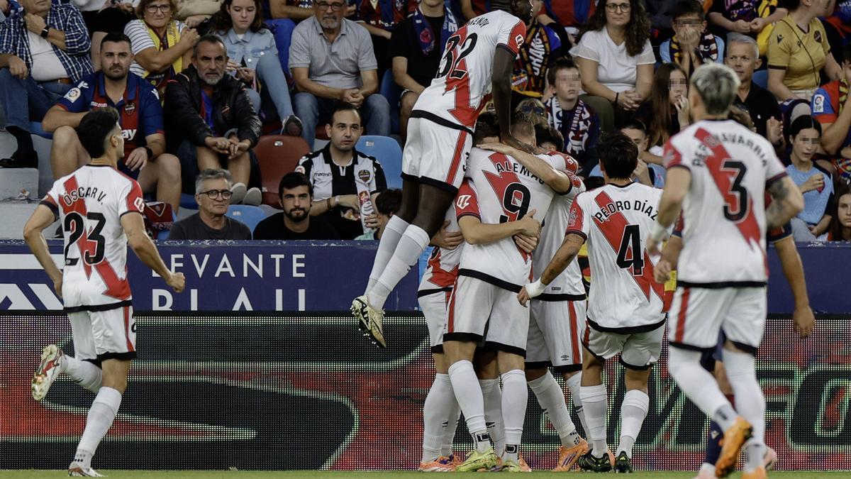 Los jugadores del Rayo Vallecano celebran el primer gol de su compañero Jorge de Frutos.