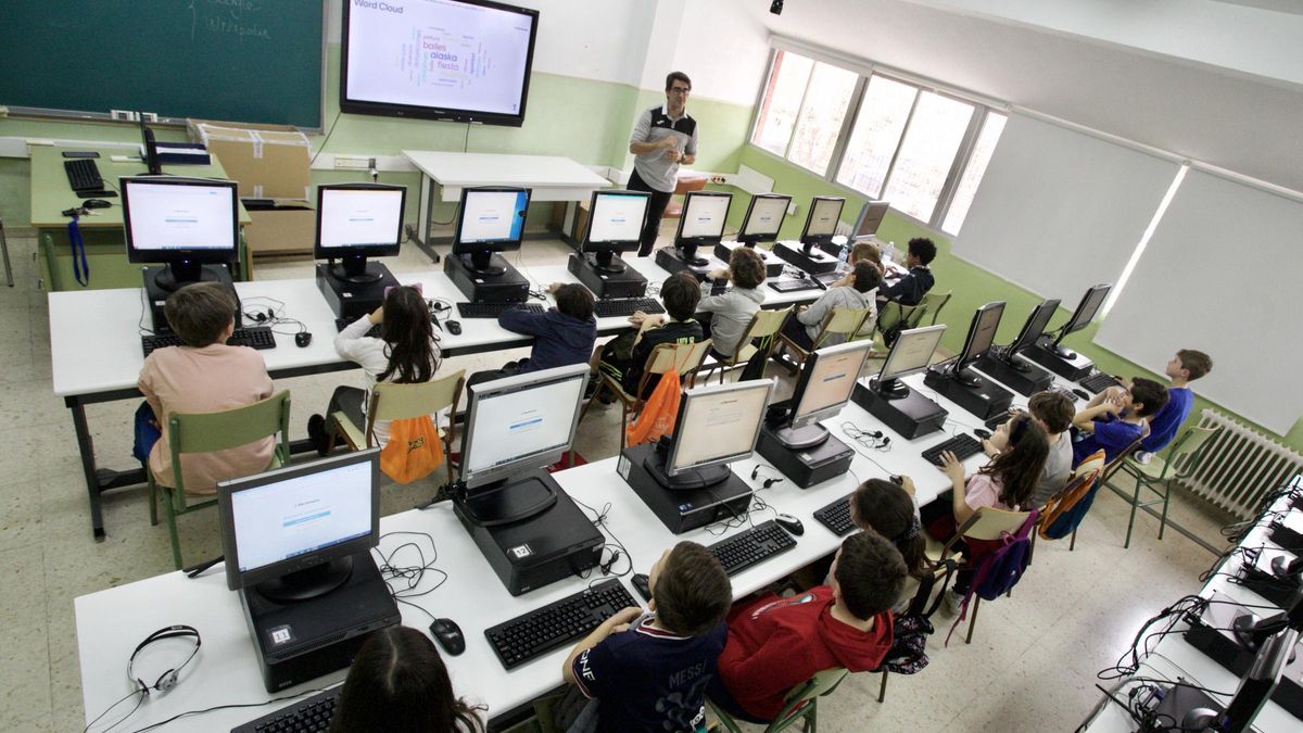 Alumnos de un colegio de Murcia dan clase en un aula con ordenadores y pantallas digitales.