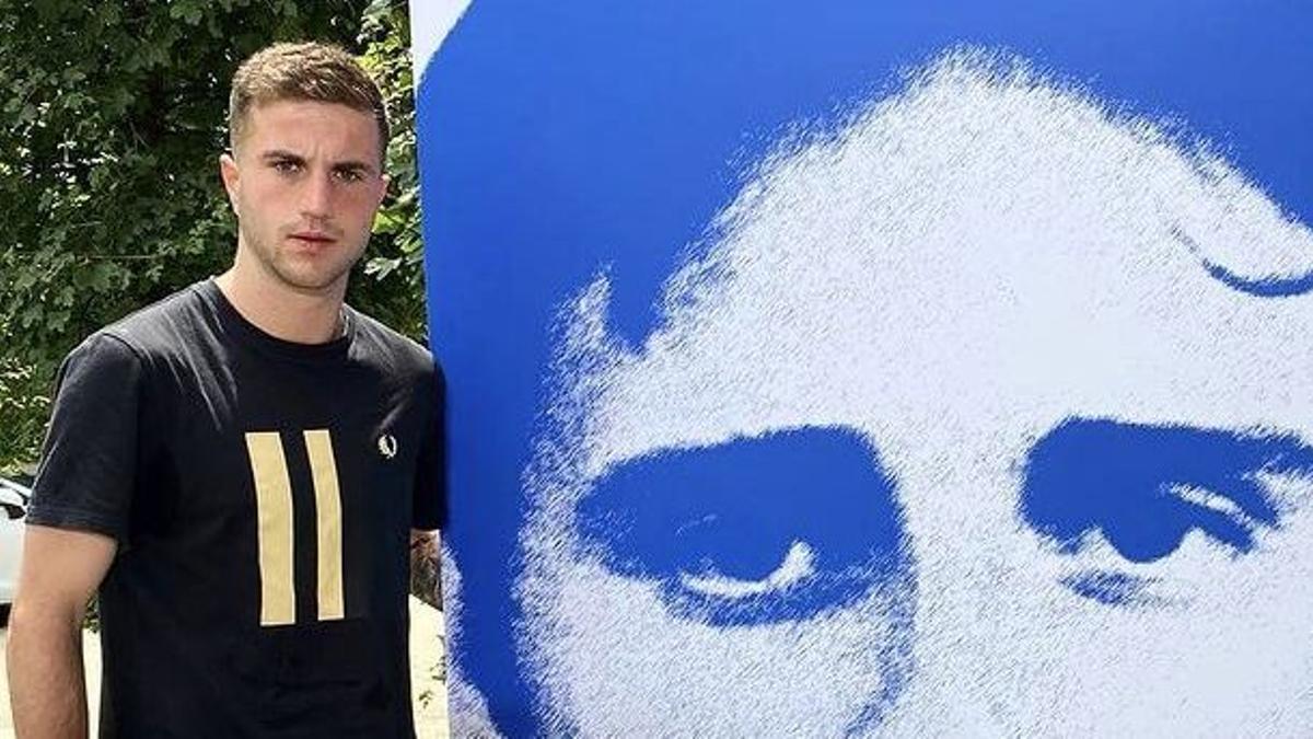 Mikel Iturgaiz junto a una foto de Miguel Angel Blanco