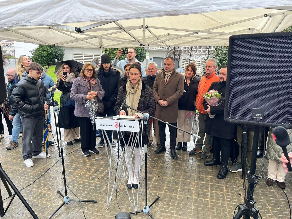 Laura, hija de la doctora Abad, leyó un texto en homenaje a su madre durante el acto