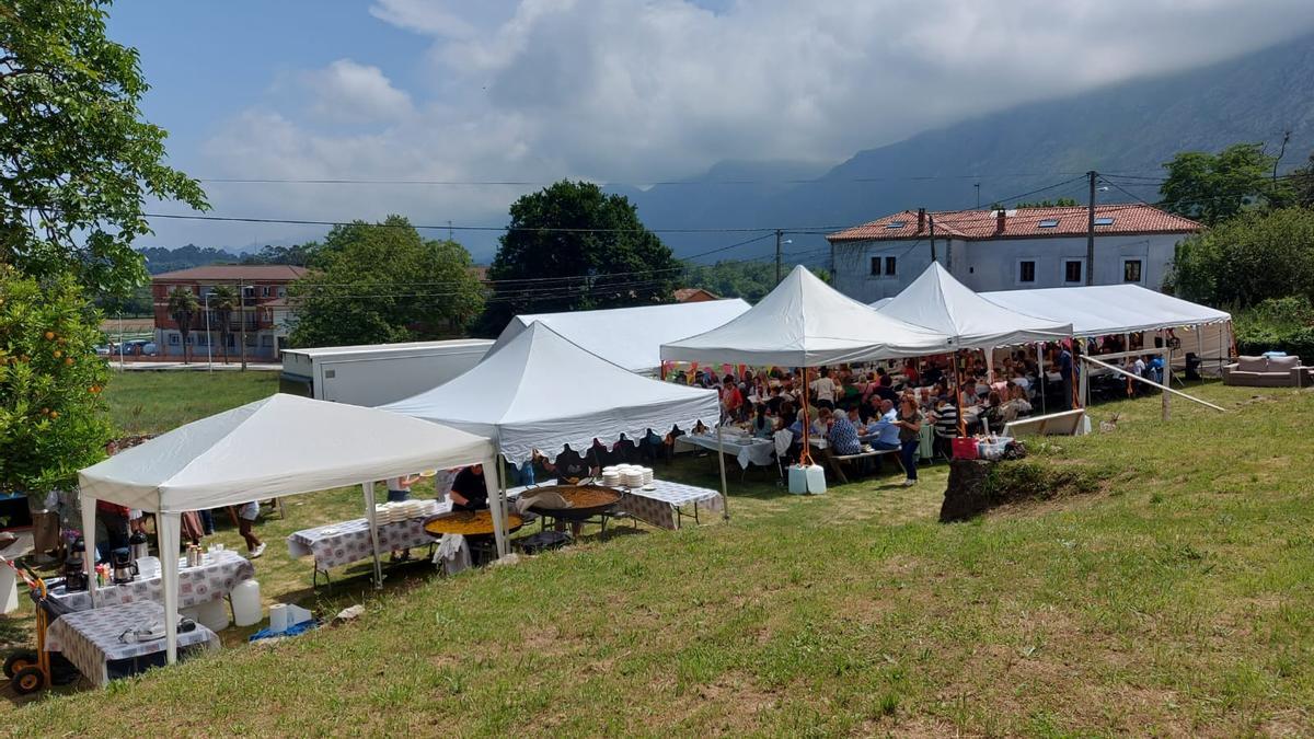 Multitudinaria Comida Solidaria organizada por El Patiu en Posada de Llanes