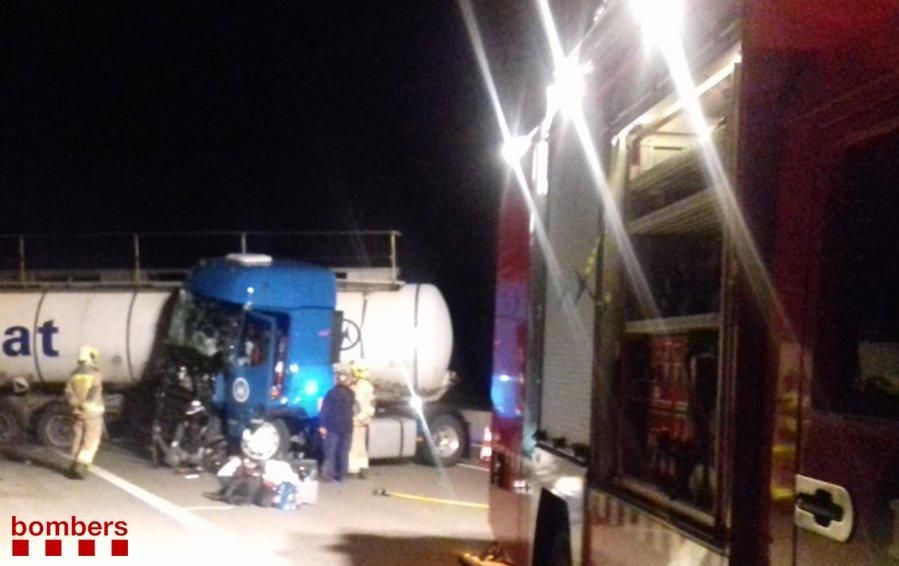 Accident entre dos camions a l'AP-7 a Maçanet de la Selva