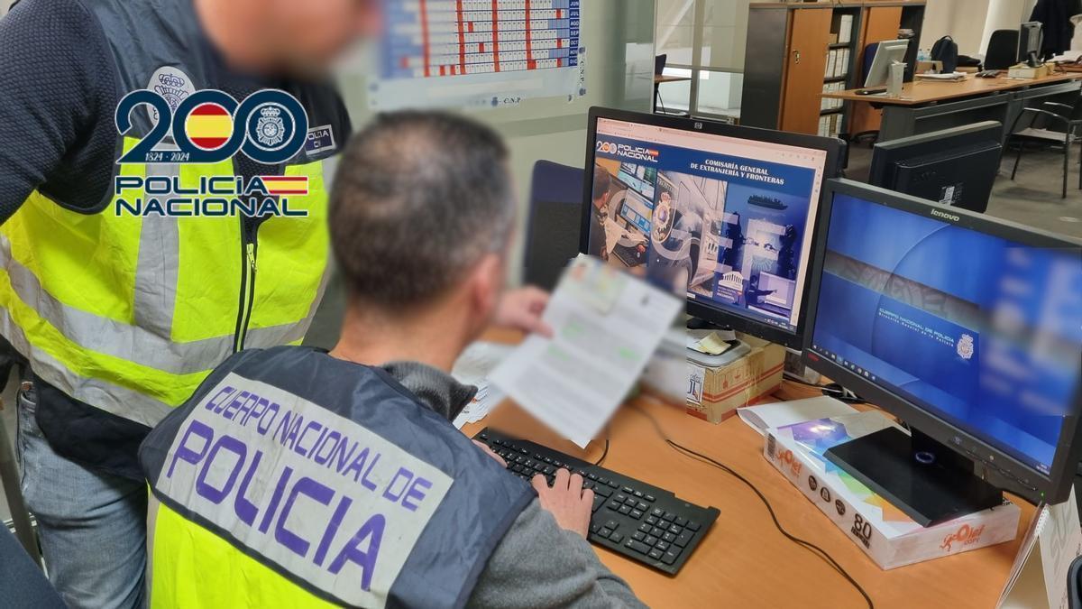 Dos investigadores de la Unidad Contra las Redes de Inmigración y Falsedad Documental.