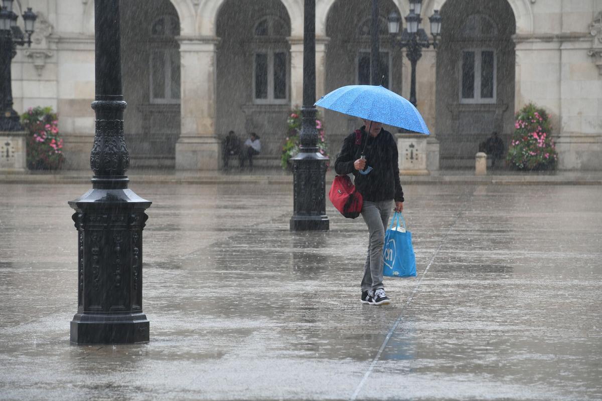 Una gran tromba de agua causa inundaciones en varios puntos de A Coruña. Una gran tromba de agua causa inundaciones en varios puntos de A Coruña.