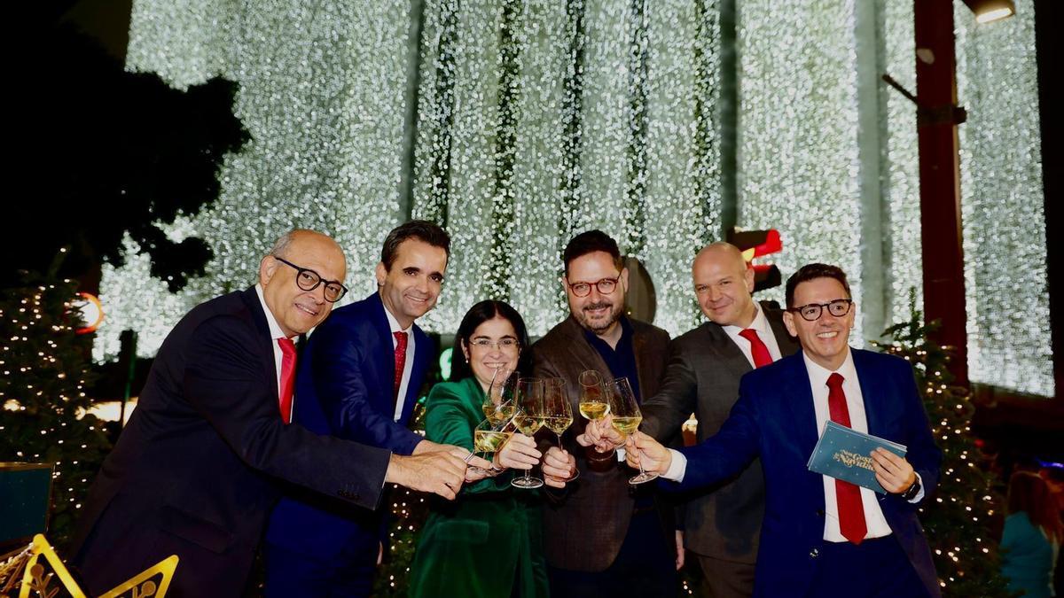Brindis en el encendido de luces de Navidad en Mesa y López con Carolina Darias y directivos de El Corte Inglés.