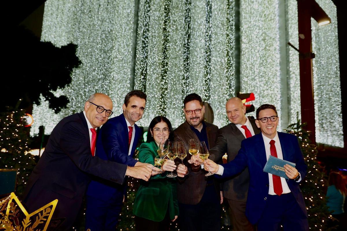Brindis en el encendido de luces de Navidad en Mesa y López.