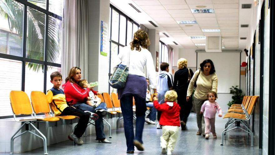 Niños con sus madres en un centro de salud.