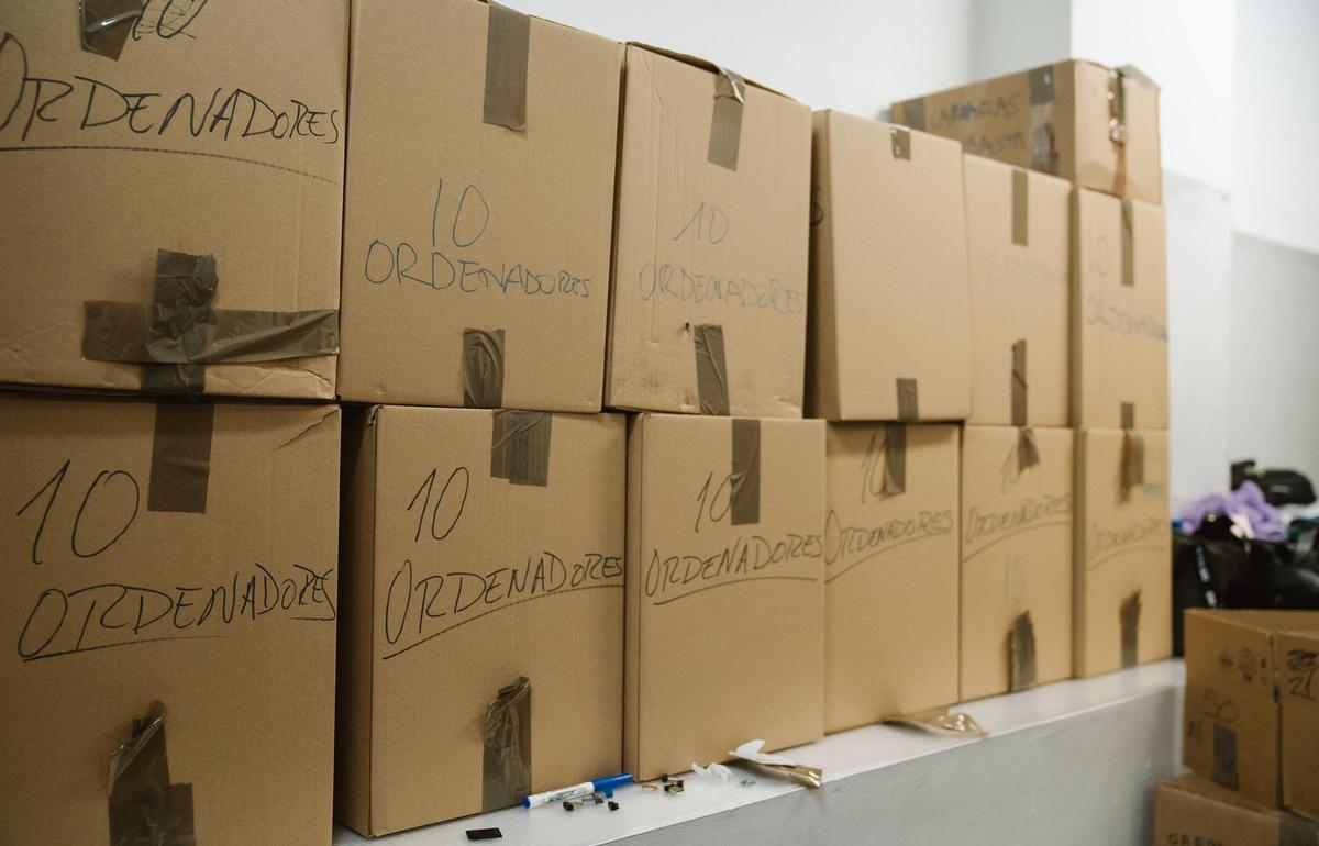 La Oficina de Objetos Perdidos de Madrid organiza subastas con los artículos que nadie recoge pasados dos años de su recepción.