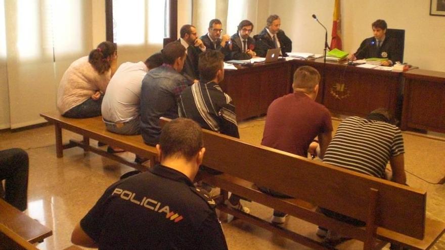 Los seis acusados, ayer durante el juicio en Palma.