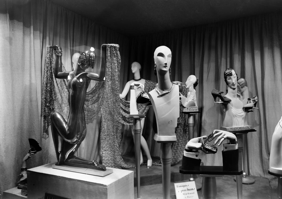 Maniquís en la sección francesa del Palau de l’Art Tèxtil en la Exposición Internacional de Barcelona en 1929
