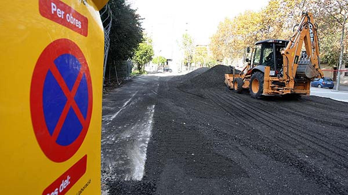 Els terrenys de la Colònia Castells que fins ara albergaven runa són asfaltats, a l’espera que es completi el projecte.