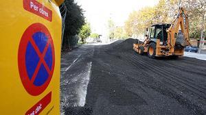 Els terrenys de la Colònia Castells que fins ara albergaven runa són asfaltats, a l’espera que es completi el projecte.