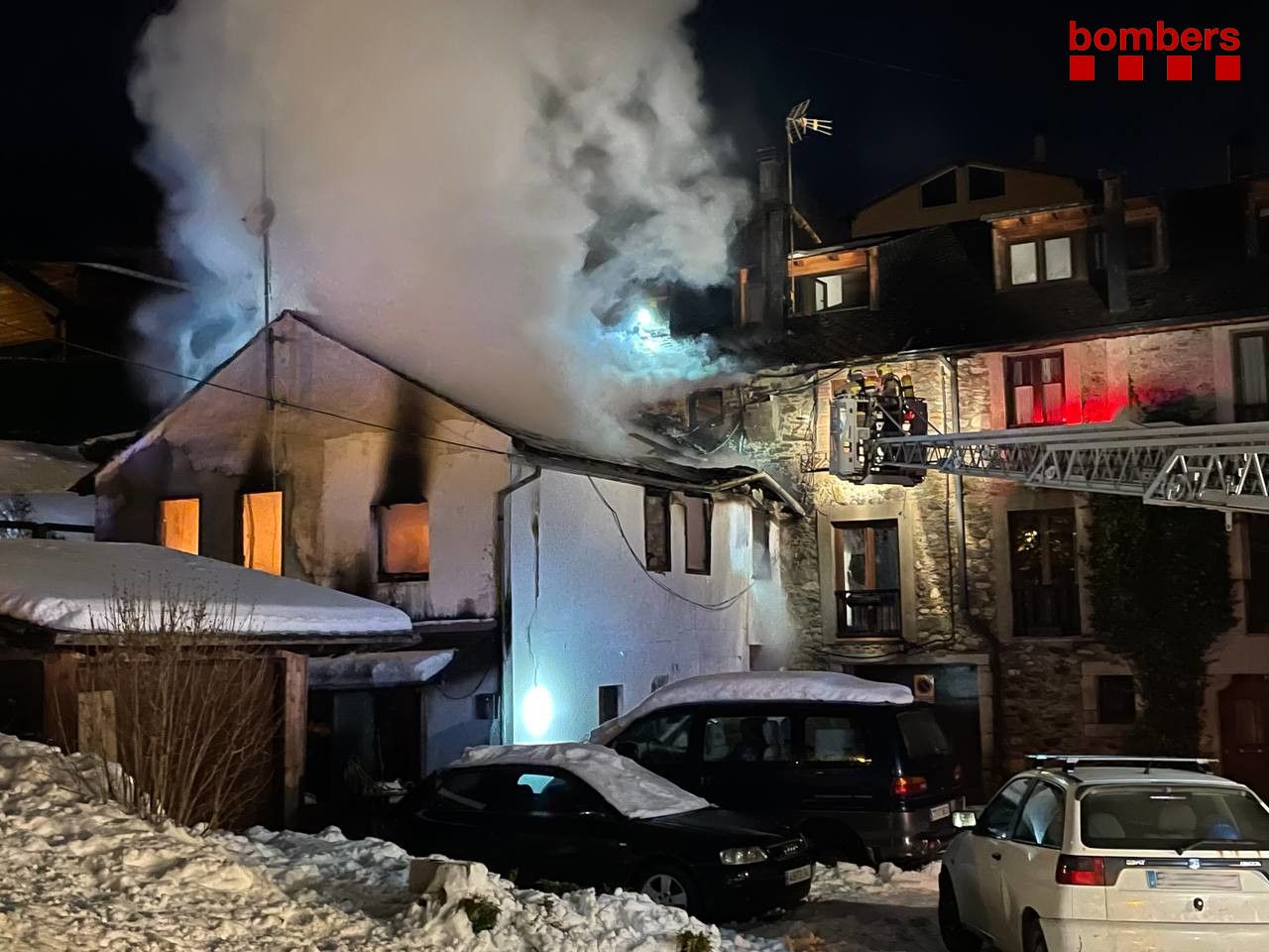 Incendi espectacular en una casa de la Molina