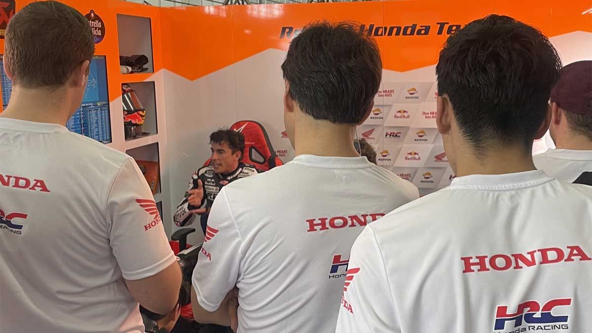 Marc Márquez da indicaciones a sus técnicos en el box del Repsol Honda