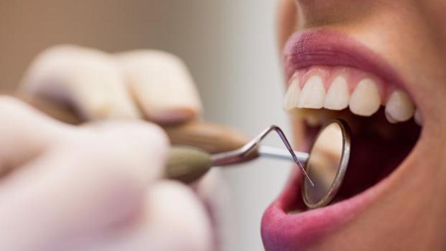 El Colegio de Odontólogos y Estomatólogos de Alicante y el Consejo General de Dentistas recomiendan realizar periódicamente autoexploraciones.