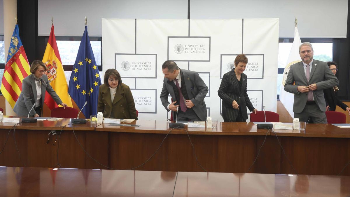 Los rectores Eva Alcón (UJI), Amparo Navarro (Universidad de Alicante), José Capilla (UPV), Mavi Mestre (UV) y Juan José Ruiz (UMH)