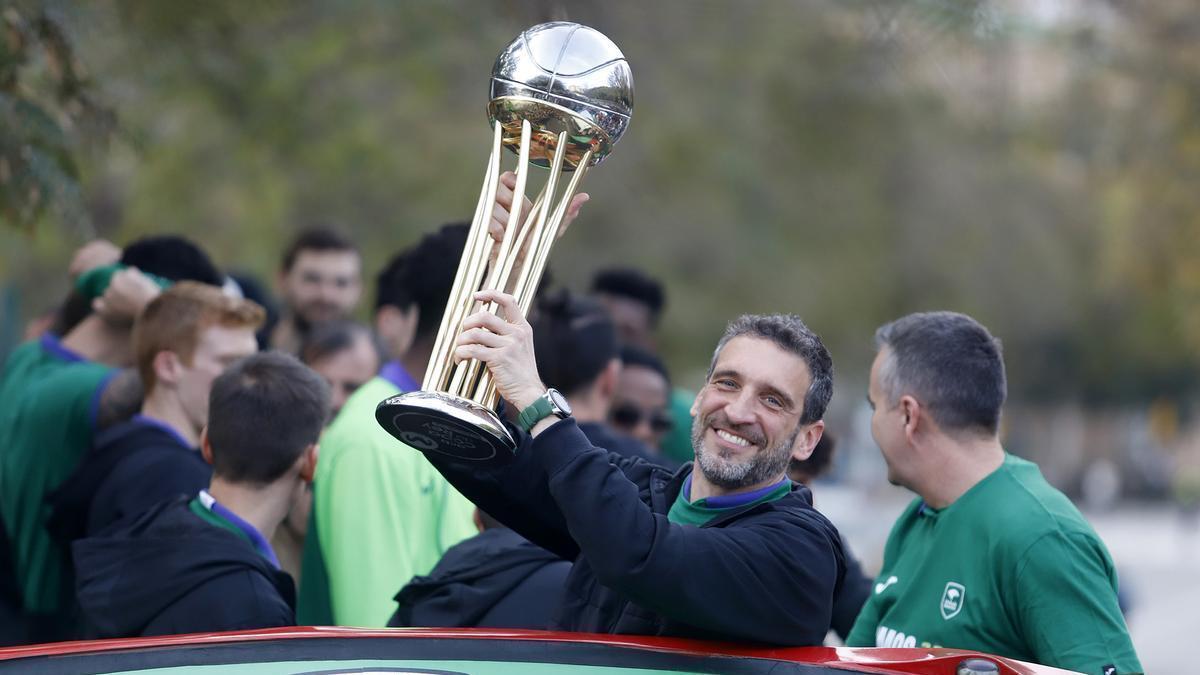 Ibon Navarro levantando la Copa del Rey conseguida en 2023.