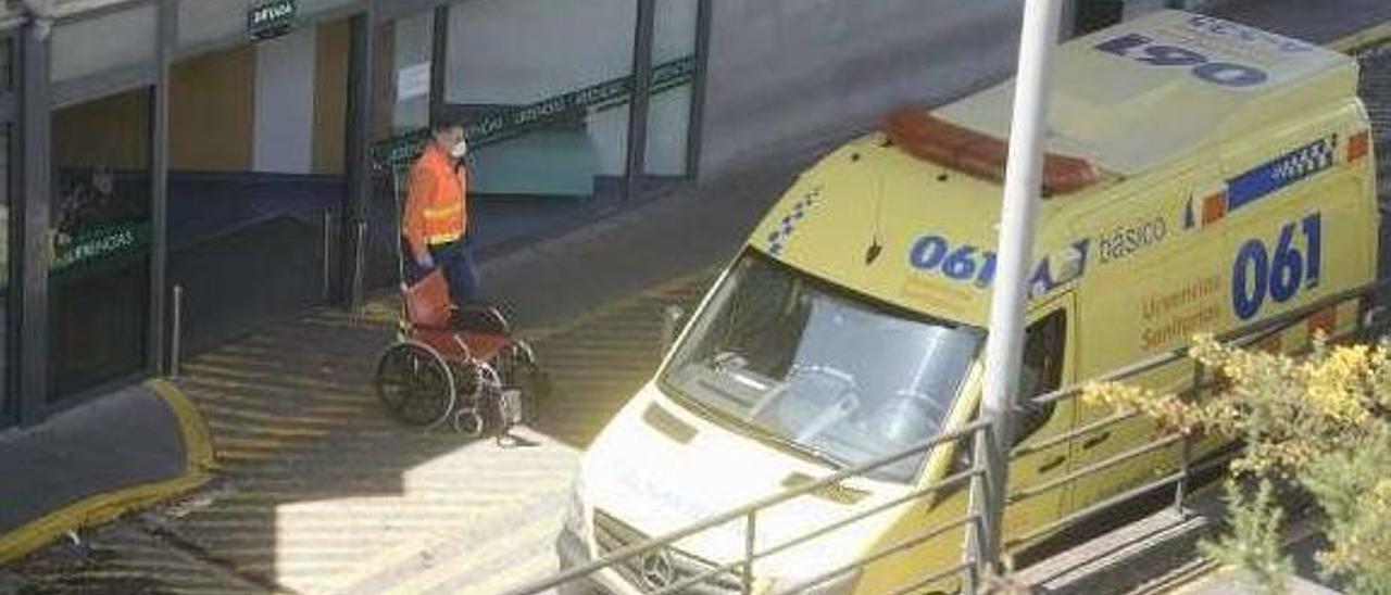 Una ambulancia a la entrada de Urgencias de Montecelo. // R.V.